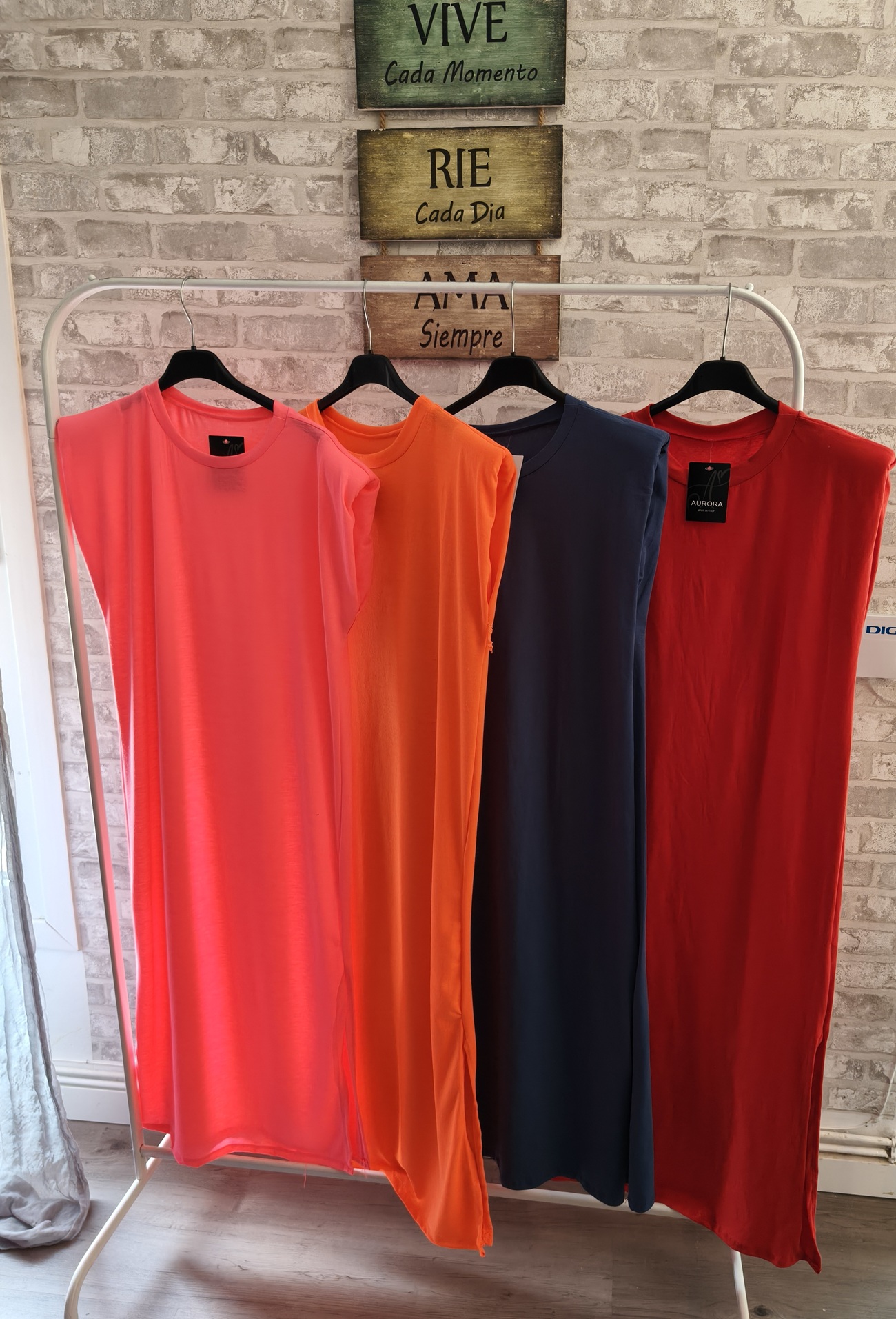 VESTIDO CON HOMBRERAS