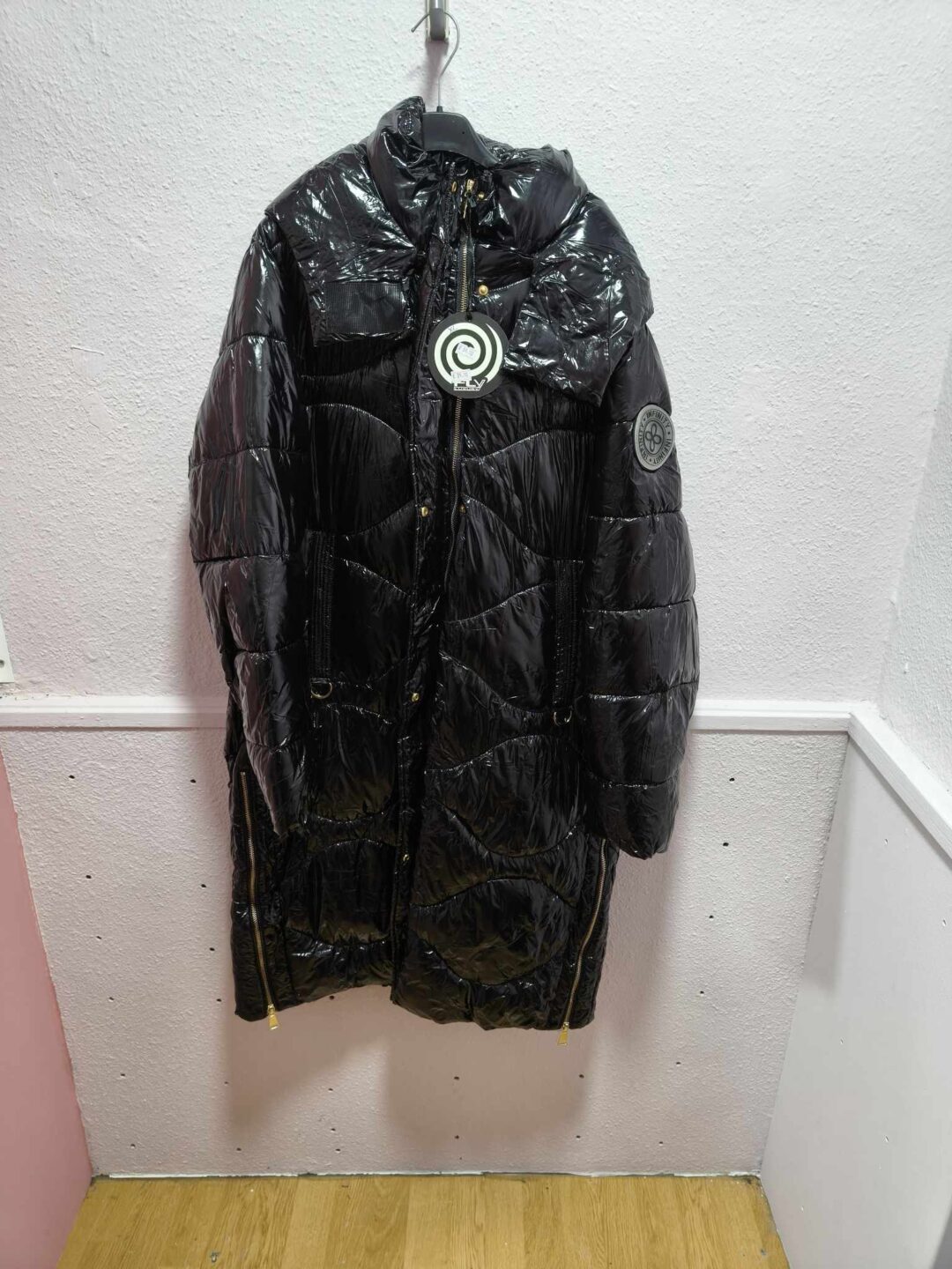 Abrigo acharolado largo